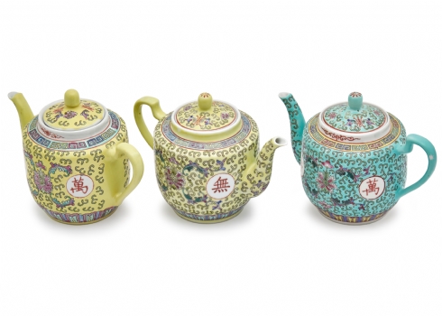 שלושה קומקומי תה סינים עשויים חרסינה מעוטרת באמייל