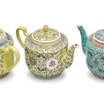 שלושה קומקומי תה סינים עשויים חרסינה מעוטרת באמייל