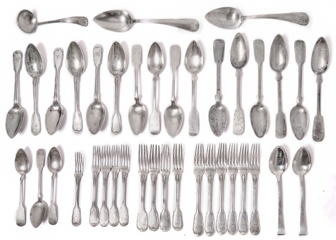 לוט של 40 פרטי סכו"ם עתיק עשוי כסף '800' עד '830', יצרנים ודגמים שונים