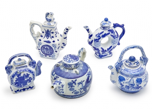 חמישה קומקומי קרמיקה סיניים, יצרנים שונים ודגמים שונים, מעוטרים בכחול לבן