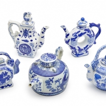 חמישה קומקומי קרמיקה סיניים, יצרנים שונים ודגמים שונים, מעוטרים בכחול לבן