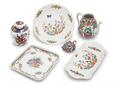 שישה כלי פורצלן וקרמיקה שונים, מעוטרים בפרחים וציפורים, חתומים