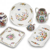 שישה כלי פורצלן וקרמיקה שונים, מעוטרים בפרחים וציפורים, חתומים