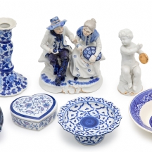 שבעה כלי פורצלן, קרמיקה וזכוכית מעוטרים כחול לבן
