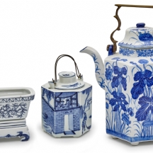 שלושה כלי פורצלן וקרמיקה מעוטרים כחול לבן