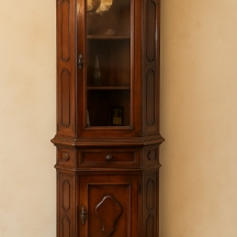 ארון ויטרינה פינתי עשוי עץ וזכוכית