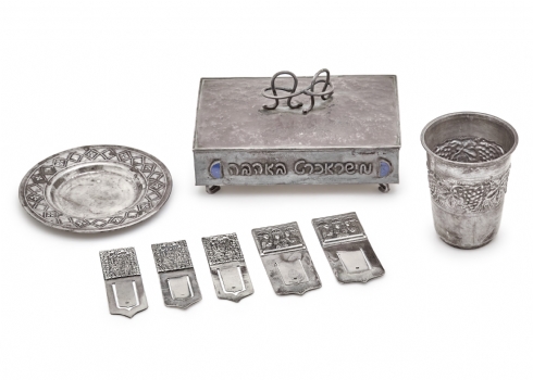 שמונה פריטים שונים עשויים כסף סטרלינג (925) וחתומים