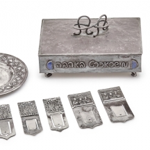 שמונה פריטים שונים עשויים כסף סטרלינג (925) וחתומים