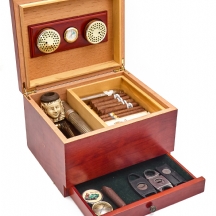 אביזרי עישון וסיגרים המגיע בקופסת יומידור (Humidor Box)