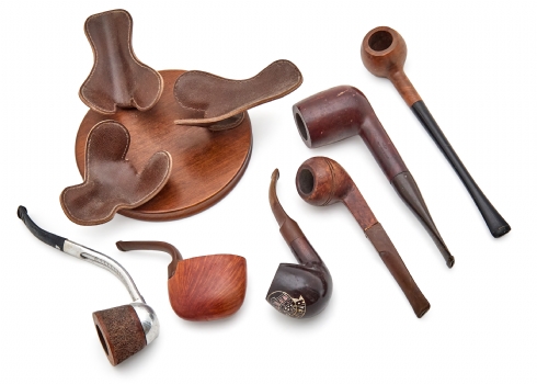 מעמד עור לשלוש מקטרות ועוד שש מקטרות שונות, חלקן חתומות