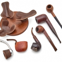 מעמד עור לשלוש מקטרות ועוד שש מקטרות שונות, חלקן חתומות