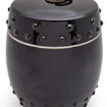 כלי נוי סיני עשוי קרמיקה עם זיגוג שחור בצורת כסא גן