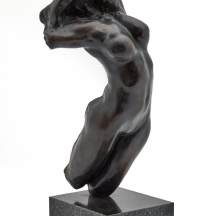 פסל עשוי שרף מצופה בגימור דמוי ברונזה עם פטינה חומה