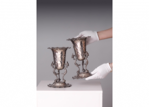 זוג כדים עתיקים עשויים מתכת מצופה כסף בסגנון ניאו רנסנס, כפי הנראה אנגליים