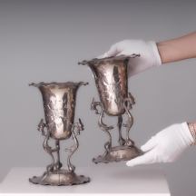 זוג כדים עתיקים עשויים מתכת מצופה כסף בסגנון ניאו רנסנס, כפי הנראה אנגליים