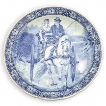 צלחת בלגית תוצרת בוך (BOCH) בסגנון דלפט המתאר זוג בכרכרה