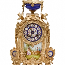 שעון קמין צרפתי עתיק עשוי שפלטר, פליז ופורצלן מצוייר בסגנון סוורה (Sevres)