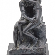 "הנשיקה" על פי אוגוסט רודן עשוי נחושת ממולאת ונושא חתימה של בית היציקה