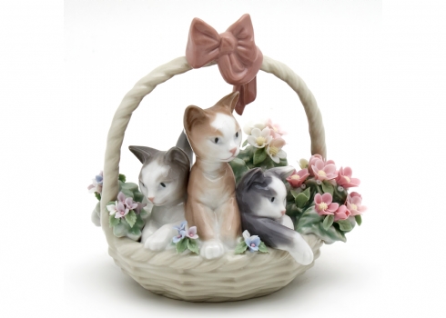 פסל עשוי פורצלן תוצרת ליאדרו (Lladro) - 'שלושה חתלתולים בסל פרחים' חתום