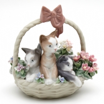 פסל עשוי פורצלן תוצרת ליאדרו (Lladro) - 'שלושה חתלתולים בסל פרחים' חתום