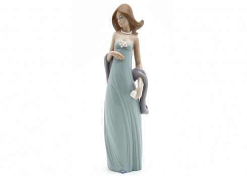 פסל עשוי פורצלן תוצרת ליאדרו (Lladro) - 'דמות צעירה בשמלה', חתום