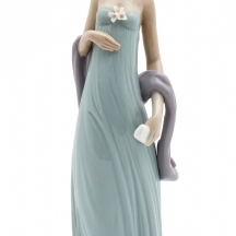 פסל עשוי פורצלן תוצרת ליאדרו (Lladro) - 'דמות צעירה בשמלה', חתום