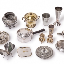 13 כלים שונים, עשוים מתכות שונות, חלקם מצופים כסף, חלקם חתומים