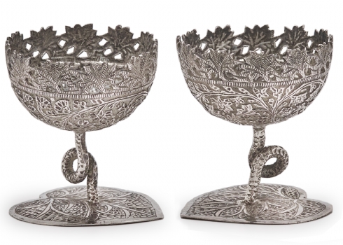 זוג כלי כסף הודים מאזור קשמיר, לא חתומים מעוטרים בעבודת ריקוע ידנית