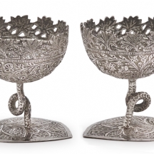 זוג כלי כסף הודים מאזור קשמיר, לא חתומים מעוטרים בעבודת ריקוע ידנית