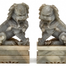 זוג משקולות ספרים בצורת כלבי פו סינים מגולפים (Foo Dog)