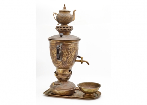 כלים פרסים עתיקים בני כמאה שנה הכוללים סמובר, קומקום, קערה ומגש