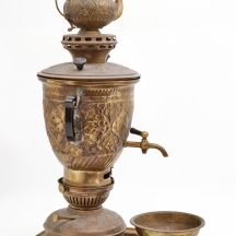 כלים פרסים עתיקים בני כמאה שנה הכוללים סמובר, קומקום, קערה ומגש