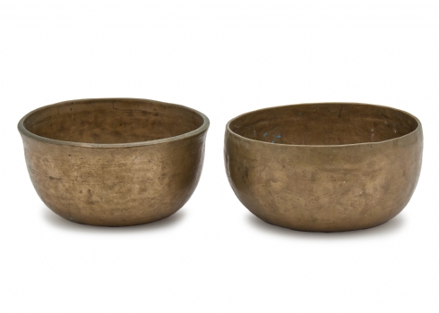 שתי קערות טיבטיות מדיטטיביות עשויות ברונזה, מרוקעות בעבודת יד