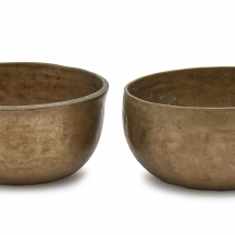 שתי קערות טיבטיות מדיטטיביות עשויות ברונזה, מרוקעות בעבודת יד