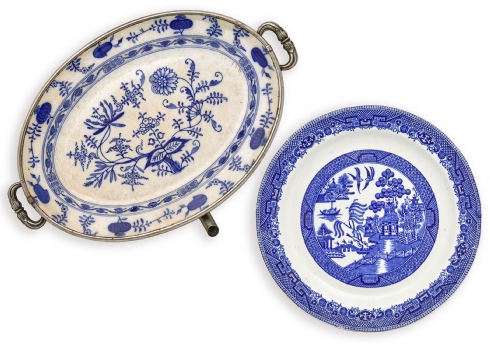 שתי צלחות פורצלן וינטג' - צלחת חימום בצבעי כחול מועבר וצלחת דקורטיבית