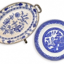 שתי צלחות פורצלן וינטג' - צלחת חימום בצבעי כחול מועבר וצלחת דקורטיבית