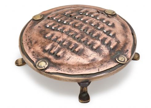 מגררת (פומפיה) עתיקה מהמאה ה-18, עשויה פליז ומעוצבת בדמות צב