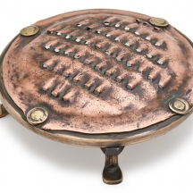 מגררת (פומפיה) עתיקה מהמאה ה-18, עשויה פליז ומעוצבת בדמות צב