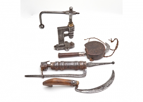 ארבעה כלי עבודה עתיקים ומסורתיים