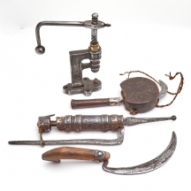 ארבעה כלי עבודה עתיקים ומסורתיים