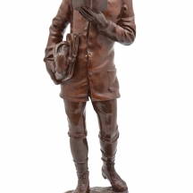 פסל ברונזה צרפתי עתיק בן כמאה שנה, חתום 'Rousseau', פטינה חומה ובסיס עץ מאוחר