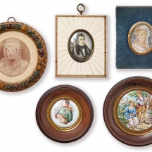 חמש מיניאטורות שונות עשויות חומרים שונים חלקן מודפסות וחלקן מצוירות