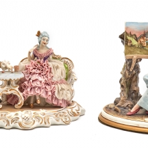 שני פסלי פורצלן: זוג בארוקי ופסל ציירת, חתום