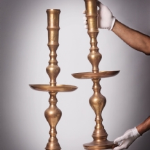 זוג פמוטי רצפה מרוקאים גדולים ועתיקים, עשויים פליז יצוק