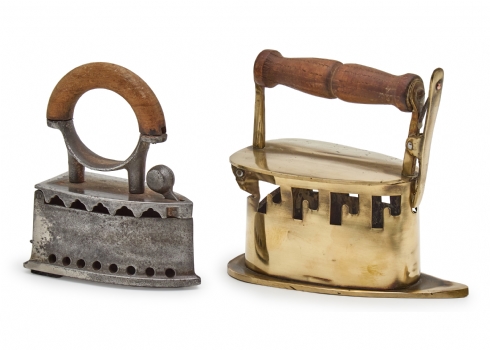 שני מגהצי פחמים עתיקים עשויים מתכת וידיות עץ