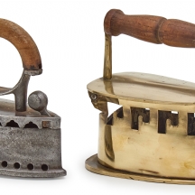 שני מגהצי פחמים עתיקים עשויים מתכת וידיות עץ