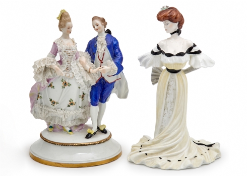 שתי דמויות פורצלן - אחת של Coalport מהדורה מוגבלת, ופסלון גרמני