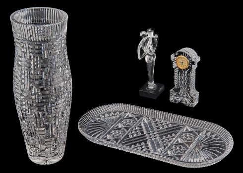 ארבעה פריטי זכוכית וקריסטל - מגש חתוך, פסל מודרני, אגרטל קריסטל ושעון Waterford