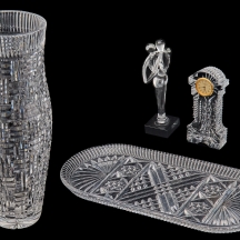 ארבעה פריטי זכוכית וקריסטל - מגש חתוך, פסל מודרני, אגרטל קריסטל ושעון Waterford