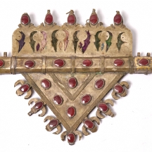 תכשיט בית קמע גדול ומרשים בסגנון טורקמני עשוי מתכת ומשובץ אבנים ופיסות בד